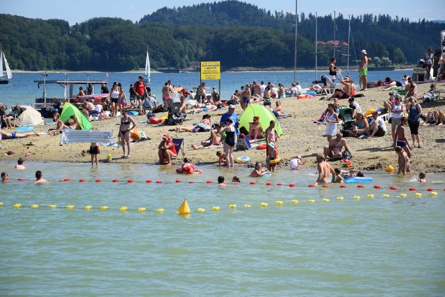 Jako że pogoda dopisuje, plaże nad Jeziorem Solińskim są dosłownie oblegane przez amatorów wodnej rekreacji