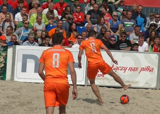 Trybuny plażowego stadionu były wypełnione.