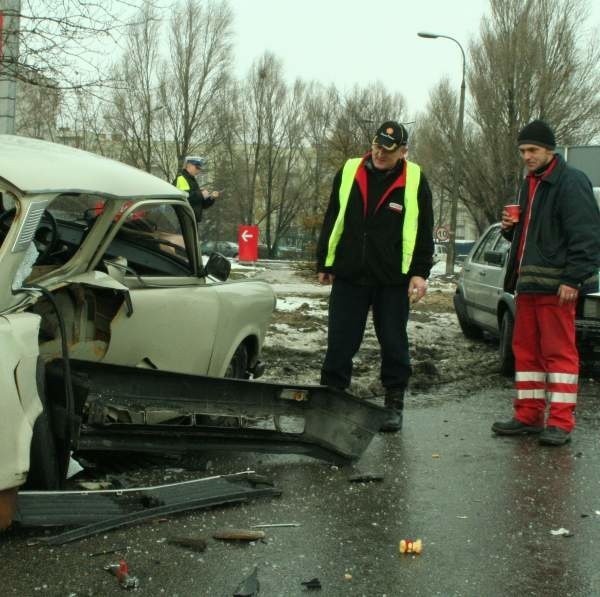 Trabant po zderzeniu z golfem w sobotę na Alei Solidarności w Kielcach.