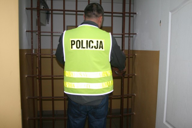 Policja zatrzymała 63-letniego mieszkańca Szydłowca po kradzieży rozbójniczej w jednym ze sklepów.