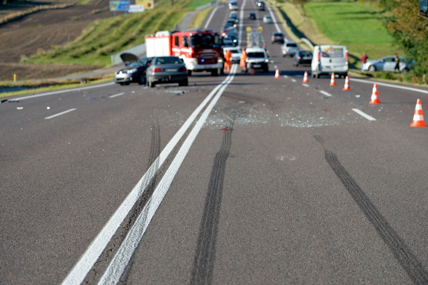 Wypadek na drodze krajowej nr 77 w Żurawicy. W zderzeniu trzech samochodów ranne zostały dwie osoby [ZDJĘCIA]