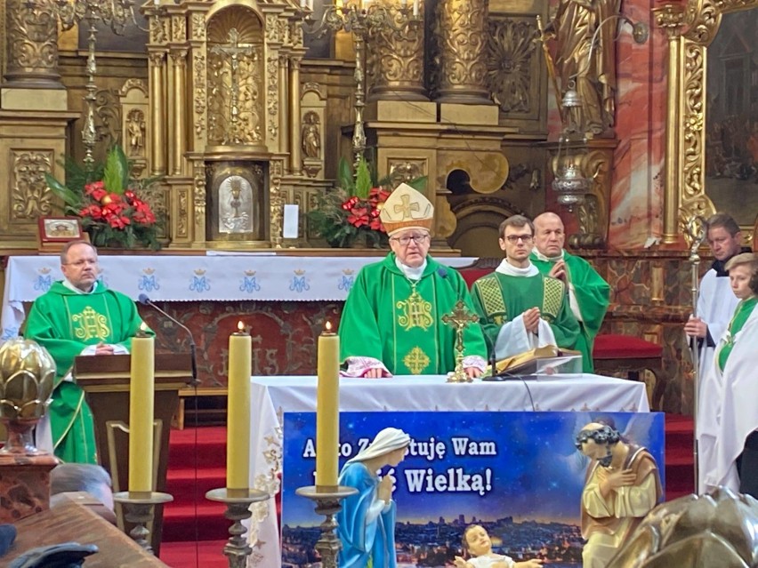W Skalbmierzu to już tradycja. Służby mundurowe na noworocznym spotkaniu. Mszę świętą odprawił biskup Andrzej Kaleta (ZDJĘCIA)