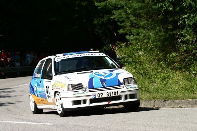 Renault clio Chamielca ma dwulitrowy silnik i moc około 200 KM, spala na setkę około 60 litrów 102-oktanowego paliwa.