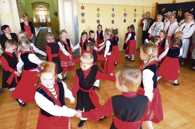 Dzieci tańczą, seniorzy śpiewają. Wspólne występy dla jednych i drugich duże wydarzenie oraz radość