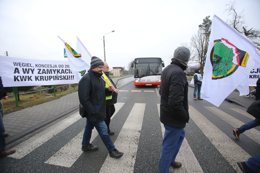 Górnicy kopalni Krupiński w Suszcu blokowali drogę...