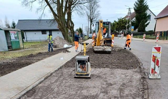Rozpoczęto budowę przejść dla pieszych na drogach powiatu grudziądzkiego