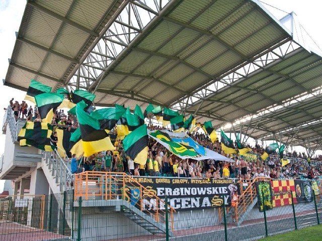 Podczas drugoligowej inauguracji w Tarnobrzegu kibice Siarki zaprezentowali ciekawą oprawę. W środę nie dopingowali swojego zespołu, bo służba porządkowa Stadionu Miejskiego w Tarnobrzegu zakazała wniesienia bębna, megafonu oraz niektórych flag.