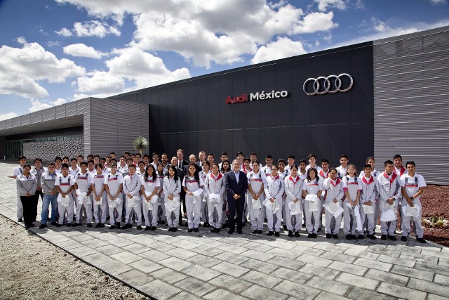 W ostatni piątek, zarząd Audi AG otworzył uroczyście pierwszą fabrykę czterech pierścieni na kontynencie północnoamerykańskim. W meksykańskim mieście San José Chiapa w stanie Puebla, koncern produkuje teraz nową generację modelu Audi Q5. Moce produkcyjne fabryki to blisko 150 000 SUV-ów segmentu premium rocznie. Fot. Audi