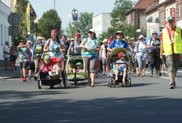 Uczestnicy świdnickiej pielgrzymki przeszli przez Grodków.