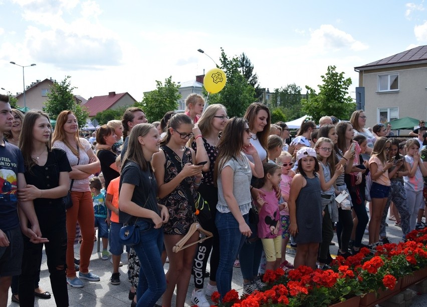 Gorlice. Tysiące ludzi na festynie w parafii św. Jadwigi. Na scenie występy młodzieży, gwiazd disco, wokół wesołe miasteczko i stoiska