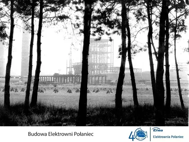 Elektrownia Enea Połaniec ma 40 lat. Kierownikiem budowy elektrowni był inżynier Józef Zieliński.Pierwszy blok o mocy 200 MW został uruchomiony w 1979 roku. 25 października 1983 uruchomiono ostatni, ósmy blok energetyczny i elektrownia osiągnęła łączną moc zainstalowaną 1600 MW. W 1989 roku elektrownia została przekształcona w przedsiębiorstwo państwowe Elektrownię imienia Tadeusza Kościuszki. W latach 1992-1995 przeprowadzono modernizację turbin, a moc zainstalowana wynosiła 1800 MW. Pod koniec 2003 roku Tadeusz Kościuszko przestał być patronem Elektrowni Połaniec. Obecnie jest to Enea Elektrownia Połaniec Spółka Akcyjna. Prezesem jest Lech Żak. Elektrownia znajduje się w ścisłej czołówce w naszym kraju pod względem ilości wytwarzanej energii, jednocześnie to jeden z największych polskich producentów energii odnawialnej. Na kolejnych slajdach prezentujemy archiwalne zdjęcia, zarówno z początków budowy, jak i z początków działalności. W galerii znajduje się także zdjęcie z tragicznej w skutkach powodzi w 2010 roku. Fotografie pochodzą z archiwum firmy Enea Elektrownia Połaniec.