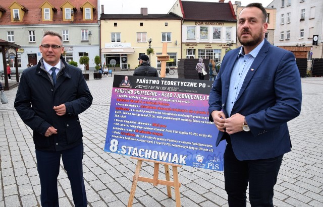 Państwo teoretyczne - tak o ośmiu lat rządów PO-PSL mówił podczas konferencji prasowej na inowrocławskim Rynku Ireneusz Stachowiak, kandydat Zjednoczonej Prawicy na posła. - Minister Rostowski twierdził, że "Piniendzy nie ma i nie będzie". Rząd PiS pokazał jednak, że jest inaczej, że można o te pieniądze powalczyć - podkreślał Stachowiak. Kandydat na posła przypomniał, że od 2015 roku dochody z tytułu podatku VAT zwiększyły się o 42 proc., co sprawiło, że do budżetu państwa wpłynęło dodatkowe 100 mld zł. Podkreślił, że państwo pokazało swą skuteczność zwiększając o 12 tysięcy liczbę pracujących osadzonych. Obecnie pracuje 37 tys. osób pozbawionych wolności. - Wcześniej mówiono, że to niemożliwe, tymczasem za rządów PiS wzrosła o prawie 300 procent ściągalność alimentów. Do budżetu państwa trafiło też 3,3 miliarda złotych w ramach funkcjonowania przepisów o konfiskacie rozszerzonej - wspominał Stachowiak. Kandydat nawiązał też do wwozu do Polski nielegalnego paliwa. Wspomniał, że budżet państwa stracił z tego powodu 60 mld zł.