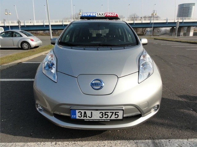 Nissan leaf, który testowali taksówkarze z Rzeszowa, ma pod maską silnik elektryczny o mocy 104 KM. Potrafi rozpędzić się do 140 km/h, a setkę osiąga w 11 sekund. Akumulatory można ładować ze zwykłego gniazdka, do którego samochód podpina się za pomocą specjalnego kabla dołączonego do samochodu. Pełne ładowanie trwa wówczas 8 godzin. Podpinając samochód do stacji ładującej, 80 procent energii można uzyskać już w pół godziny. Według danych katalogowych, na jednym ładowaniu samochód powinien przejechać maksymalnie ok. 190 km. Ponieważ ze względu na troskę o akumulatory zaleca się ładowanie maksymalnie do poziomu 80 procent, zasięg spada do ok. 170 km. Gwarancja na baterie wynosi pięć lat i jeśli w tym czasie ich sprawność spadnie, wymiana jest bezpłatna. Na dziś komplet akumulatorów kosztuje ok. 28 tys. zł. Auto ma podgrzewane fotele, klimatyzację, kamerę cofania i nawigację.