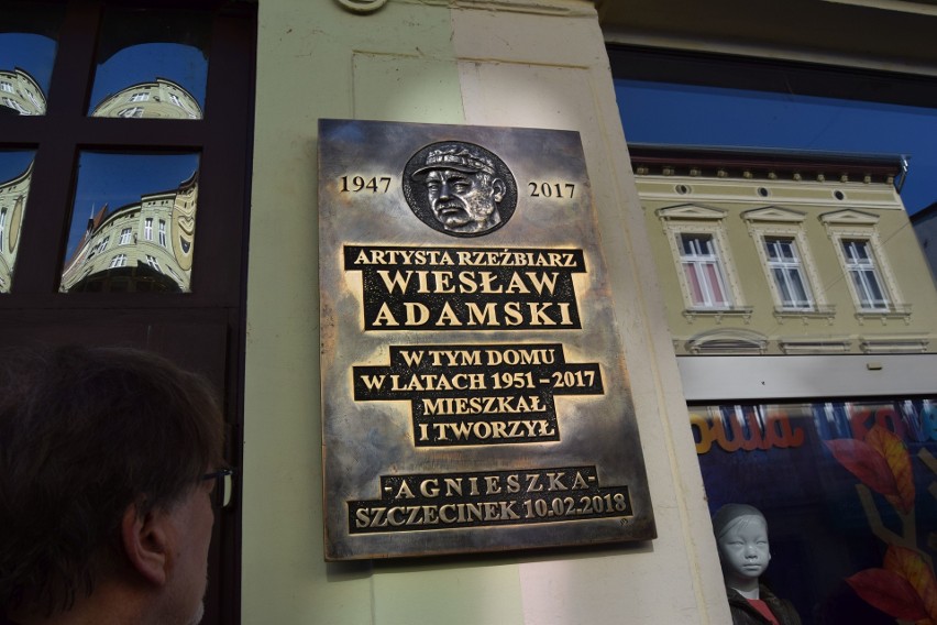 Wiesława Adamski, nieżyjący rzeźbiarz ze Szczecinka, uhonorowany tablicą [zdjęcia]