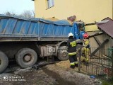 Czerna. Ciężarówka z piaskiem wjechała w dom, dwie osoby ranne
