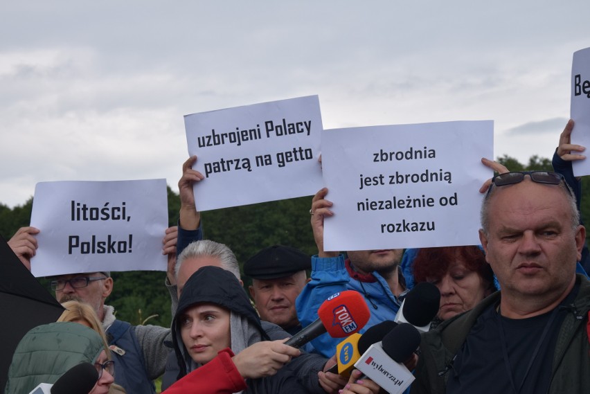 Happening w Usnarzu Górnym. Dziennikarz Wyborczej, Babcia Lodzia i Bartosz Kramek z hasłami bijącymi w polskich żołnierzy [ZDJĘCIA]