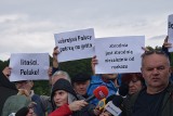 Happening w Usnarzu Górnym. Dziennikarz Wyborczej, Babcia Lodzia i Bartosz Kramek z hasłami bijącymi w polskich żołnierzy [ZDJĘCIA]