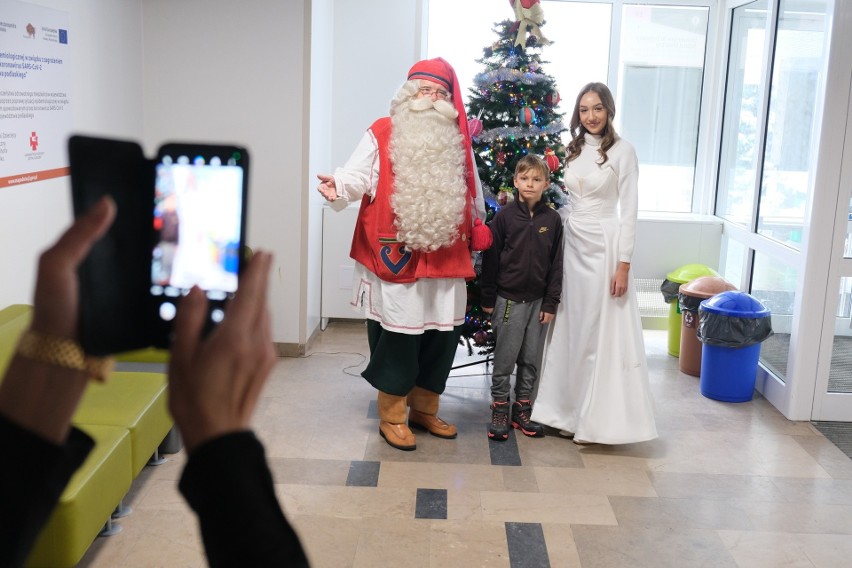 Święty Mikołaj spotkał się z małymi pacjentami