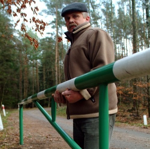 To z tym szlabanem walczył wraz z rodziną i sąsiadami Mirosław Rutkowski z Kłosu, by jak najszybciej karetka pogotowia mogła dotrzeć do jego brata, który zasłabł w lesie.