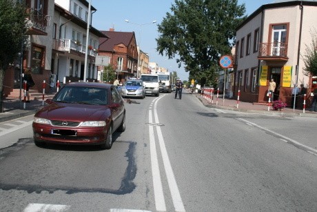 Rowerzysta został potrącony we wtorek po południu na jednym z ruchliwych skrzyżowań ulic Zwoleńskiej i Rynek.