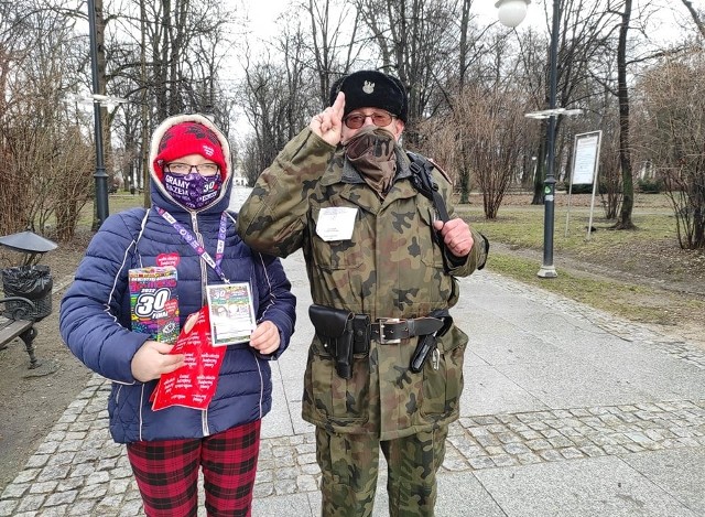 W Radomiu na ulicach jest wielu wolontariuszy w różnym wieku.