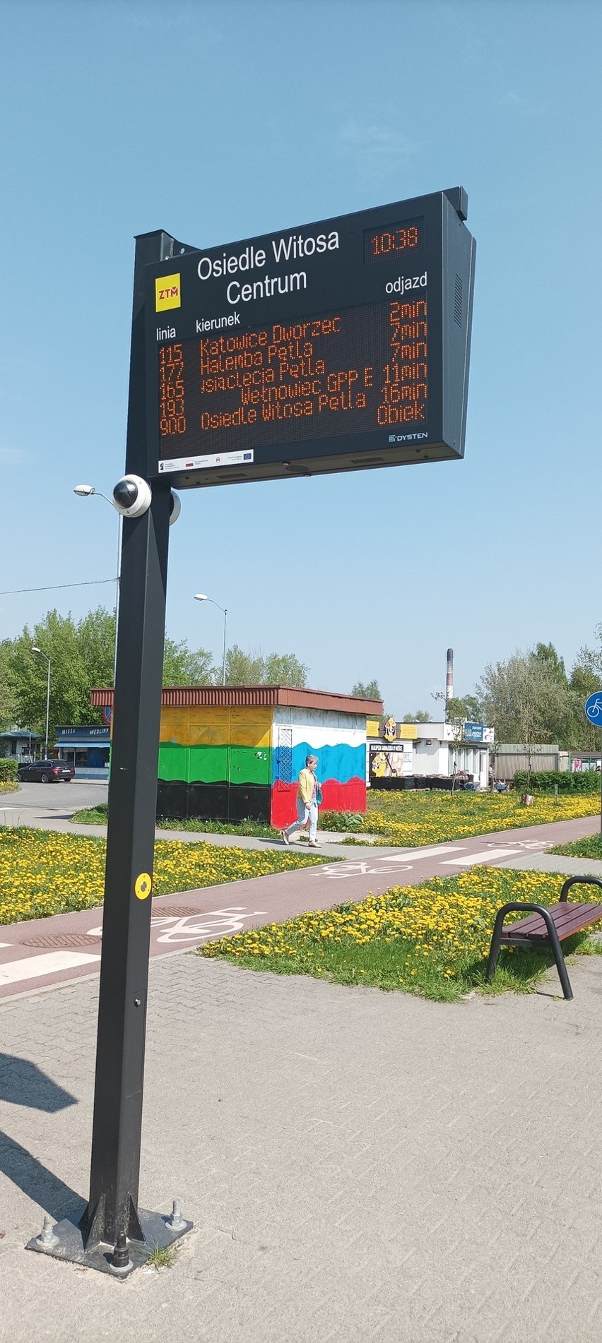 5.05.2022 r. Nieczynny kiosk na osiedlu Witosa w Katowicach...
