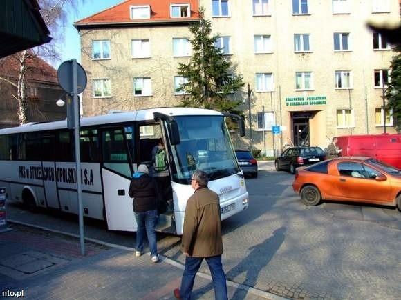 Od 1 sierpnia będzie można autobusem dojechać do pływalni "Delfin" w Krapkowicach. (fot. archiwum)