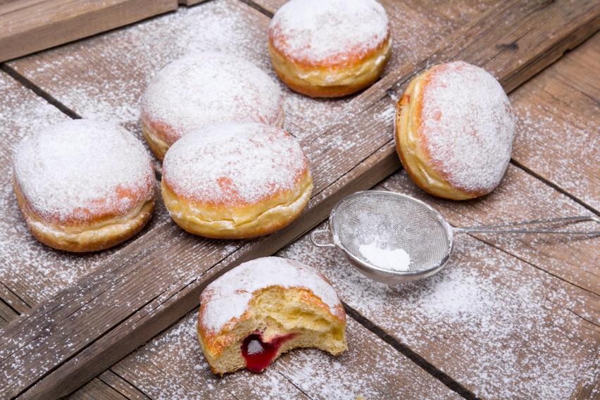 Jak zrobić pączki w domu? To nic trudnego! Sprawdź nasz...