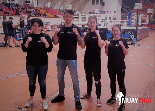 Zawodnicy Muay Thai Kielce brali udział w zawodach Wisła Figting League. Stoczyli trzy potyczki. Wrócili z dwoma zwycięstwami na koncie i jedną walką, która w przekonaniu kieleckich trenerów powinna zakończyć się innym werdyktem sędziowskim. Magda Ślusarczyk odniosła zwycięstwo  w kategorii open, zdeklasowała aż 10 kilogramów cięższą od siebie przeciwniczkę, Oliwię Nowak z klubu Octagon Żory. Ewelina Wójcik w pojedynku z Katarzyną Kiszewską z klubu Jenel Fight Club (kategorii do 48 kg) w opinii trenerów Akademii Muay Thai Kielce - Piotra Sobczyńskiego i Bartłomieja Miniszewskiego powinna co najmniej zremisować. Czarek Cymba wygrał walkę w kategorii do 76 kg ze Sławomirem Piechem z Czempiona Myślenice.(dor)