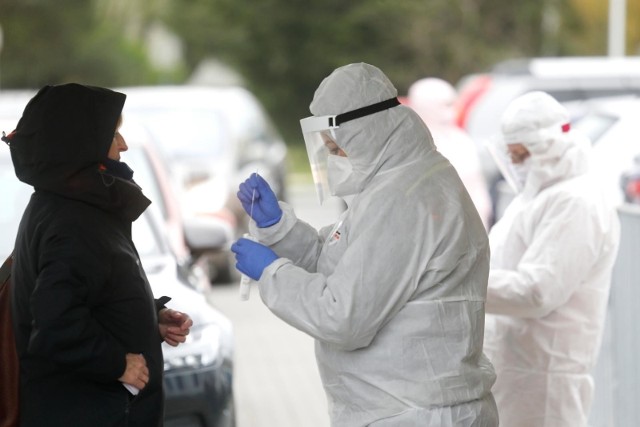 W Słupsku stwierdzono 13 zachorowań i 4 zgony (wykonano 201 testów), w powiecie słupskim 25 zakażeń i 2 zgony (244 testy), w powiecie bytowskim 6 zachorowań, nie było zgonów (126 testów). 