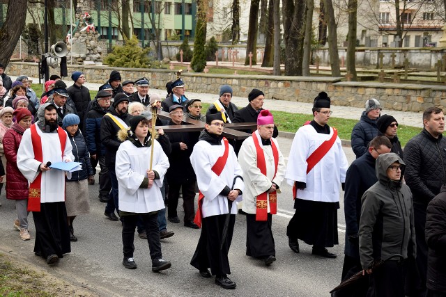 W wigilię Niedzieli Palmowej, ulicami Sandomierza przeszła Droga Krzyżowa podsumowująca wielkopostne modlitwy pasyjne odprawiane w kościołach stacyjnych miasta.