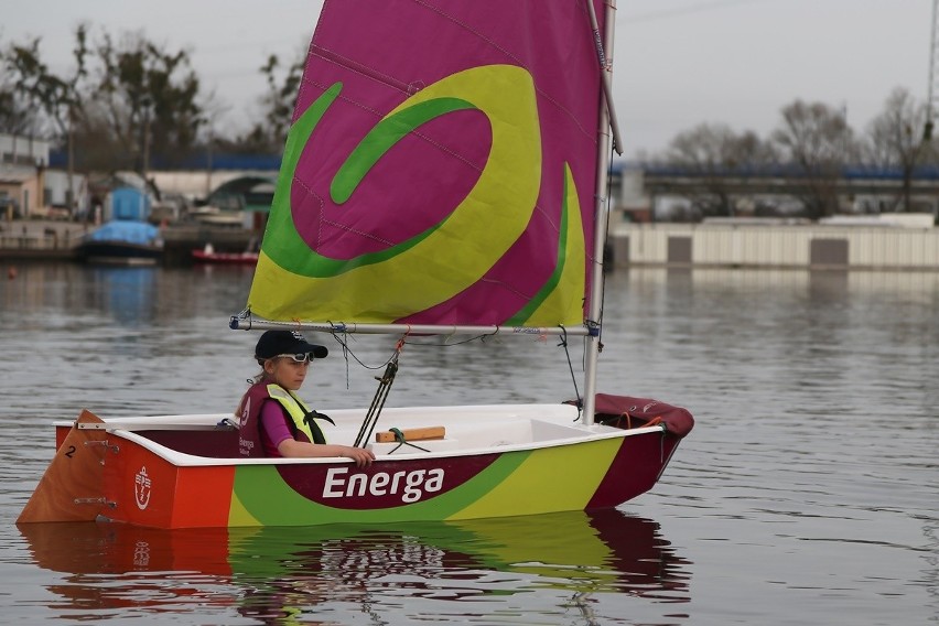 Podczas Energa Sailing dzieci uczą się, jak sterować łódką i...