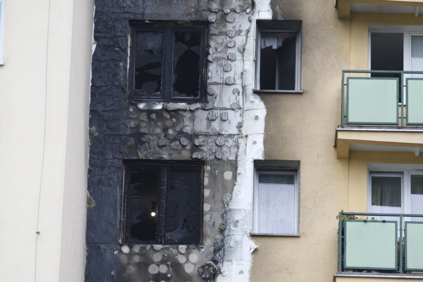 Warszawa Targówek: Pożar bloku na Bródnie. Palił się budynek przy ul. Rembielińskiej 19 [ZDJĘCIA]