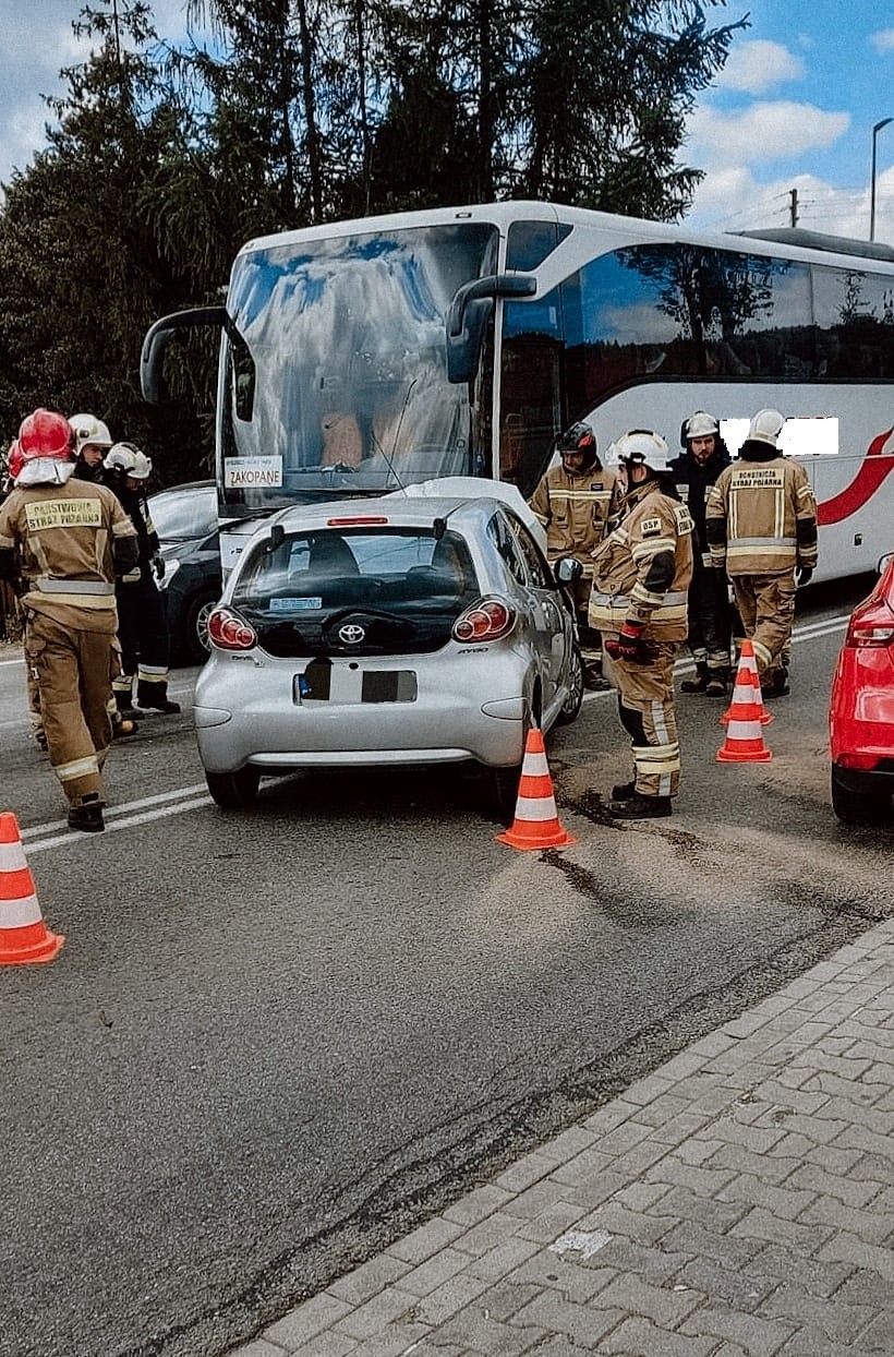 Skomielna Biała. Zderzenie samochodu z autobusem na zakopiance 