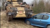 Burmistrz rozjechał czołgiem auto leśnego śmieciarza. To nietypowa kampania społeczna w Skarszewach