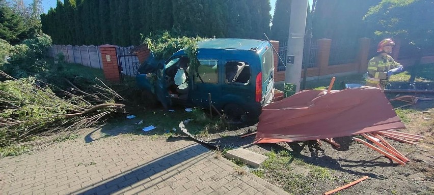 Wypadek w gminie Stara Błotnica. Samochód zjechał z drogi i wbił się w ogrodzenie. Ranny kierowca