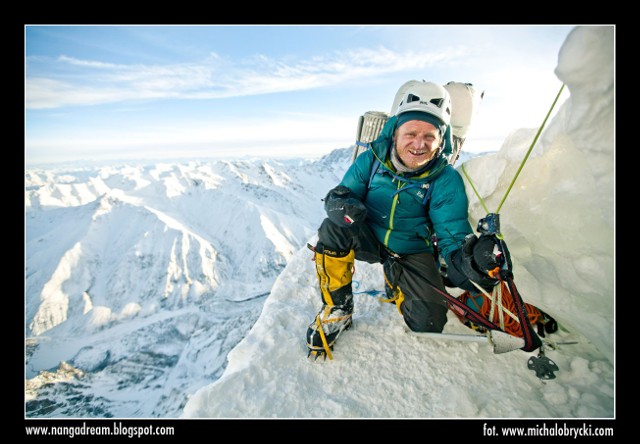Zimą na Nandze Parbat  (8126 m n.p.m.), jednym z dwóch niezdobytych o tej porze roku ośmiotysięczników, wysokość      7000 metrów udało się osiągnąć himalaistom tylko trzy razy. Dwukrotnie zrobił to Tomasz Mackiewicz
