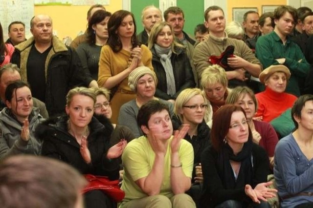 Mieszkańcy Posłowic w poniedziałek, 16 stycznia tłumnie przybyli na spotkanie z radnymi Kielc i wiceprezydentem Sygutem, by bronić szkoły. Mogą już odetchnąć z ulgą.