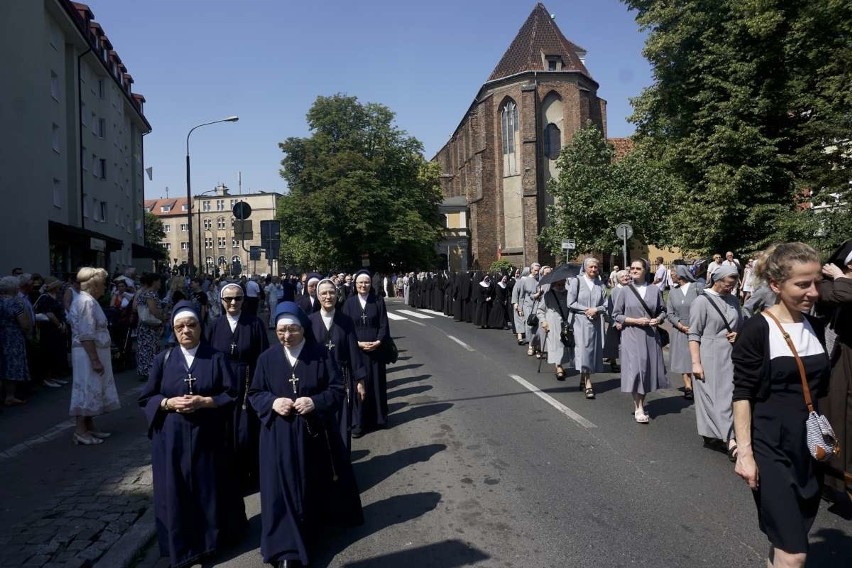 W Centralnej procesji Bożego Ciała ulicami Poznania przeszły...