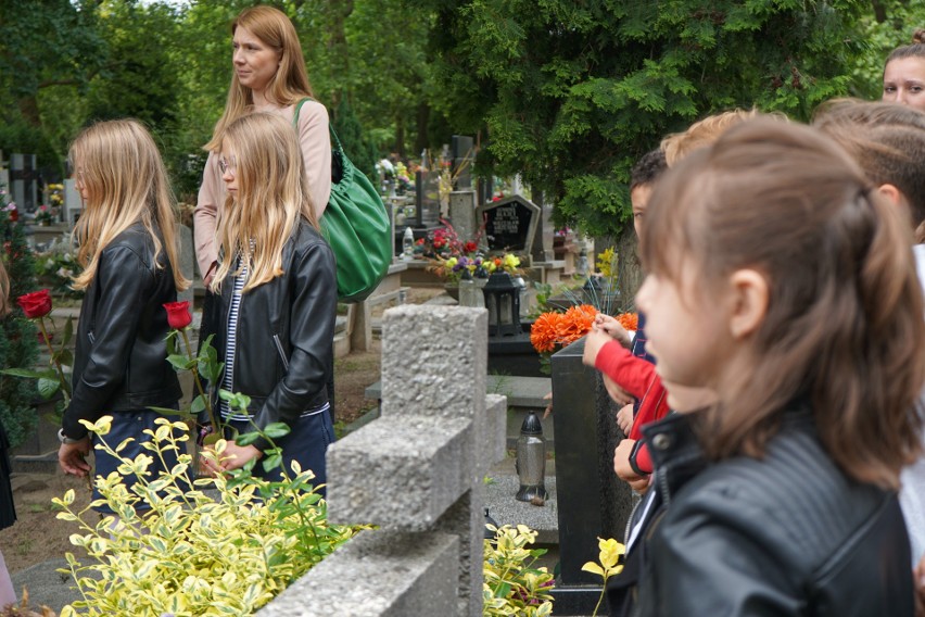 Podczas edycji czerwcowej dzieci i młodzież odwiedzają groby...