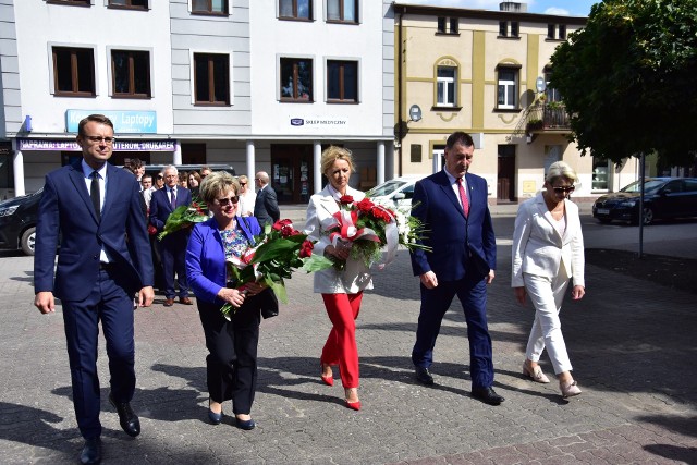 Władze powiatu żnińskiego, przedstawiciele jednostek organizacyjnych oraz goście złożyli kwiaty przy pomniku Walk i Męczeństwa w Żninie w piątek, 01.09.2023 roku.