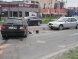 Groźne zderzenie trzech samochodów na skrzyżowaniu w Kielcach (zdjęcia)