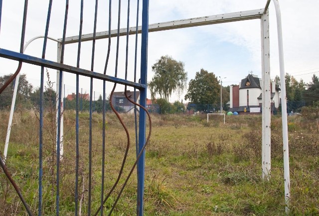 Budowa boiska przy ul. Leśnej miała pochłonąć 122 tysiące złotych. Z realizacji inwestycji wycofał się jednak wykonawca. Miasto do tematu chce powrócić w przyszłym roku