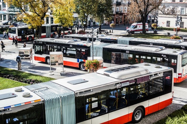 W czwartek nowe autobusy zaparkowały przed Urzędem Miejskim w Radomiu. W piątek będą już jeździć ulicami miasta.