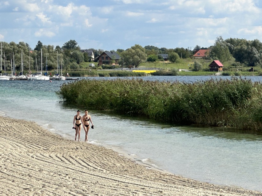 Nad Jeziorem Tarnobrzeskim we wrześniu jest pięknie. Ludzie cieszą się słońcem, czystą wodą i ciszą. Zobaczcie zdjęcia  