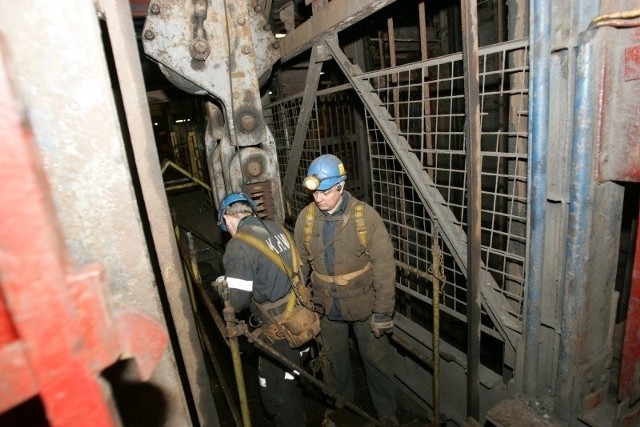 Otwór ratowniczy trafił w miejsce, gdzie powinni się znajdować górnicy zaginieni po wstrząsie 18 kwietnia, ale kamera nikogo nie pokazała.