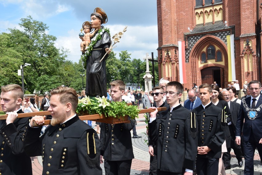 Arcybiskup Wiktor Skworc poświęcił sztandar Rybnika