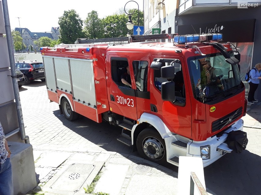 Akcja strażaków na poddaszu restauracji na Podzamczu [ZDJĘCIA, WIDEO] 