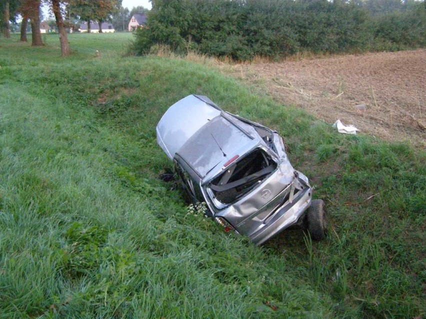 Wypadek w Królewie Malborskim [24.08.2018]. Na drodze krajowej nr 22 dachował samochód osobowy. Ruch odbywał się wahadłowo