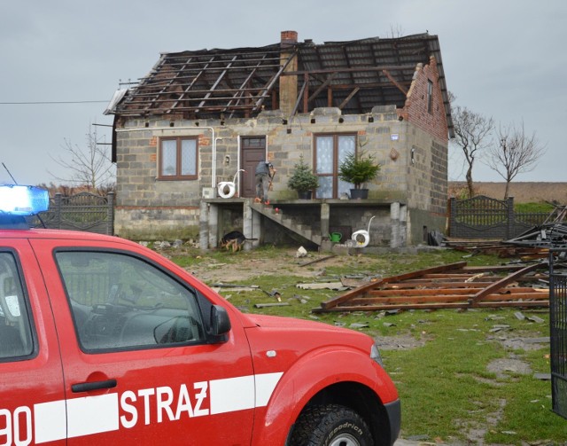 Jeden z uszkodzonych budynków w Nadzowie